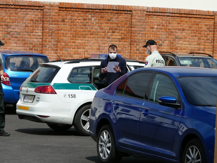 Petra priviezli na súd policajti.