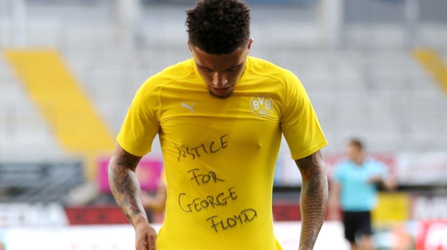 Takto vyjadril futbalista Borussie Dortmund Jadon Sancho solidaritu zosnulému Afroameričanovi.