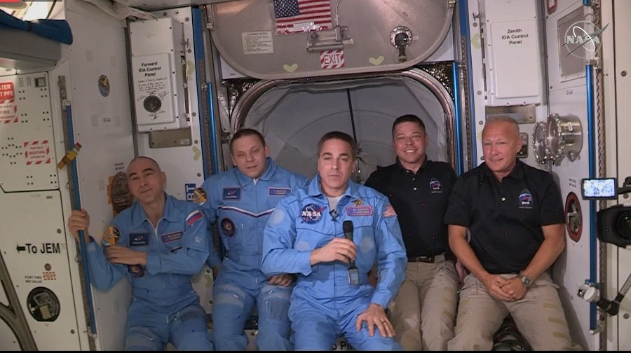 Astronauti sa stretli na