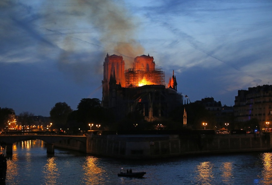 Požiar zachvátil parížsku katedrálu Notre-Dame 15. apríla 2019. 