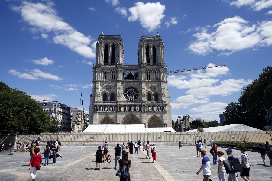 Nádvorie parížskej katedrály Notre