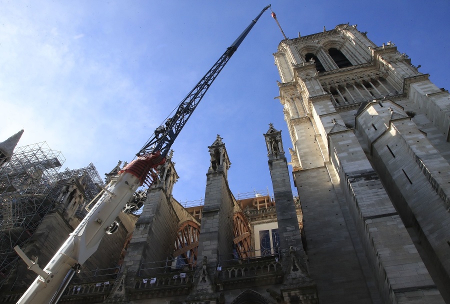 Žeriav pred parížskou katedrálou Notre-Dame 15. apríla 2020 v Paríži.