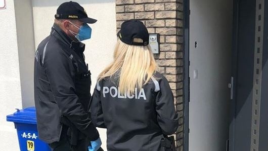 Policajti kontrolovali dodržiavanie domácej karantény.