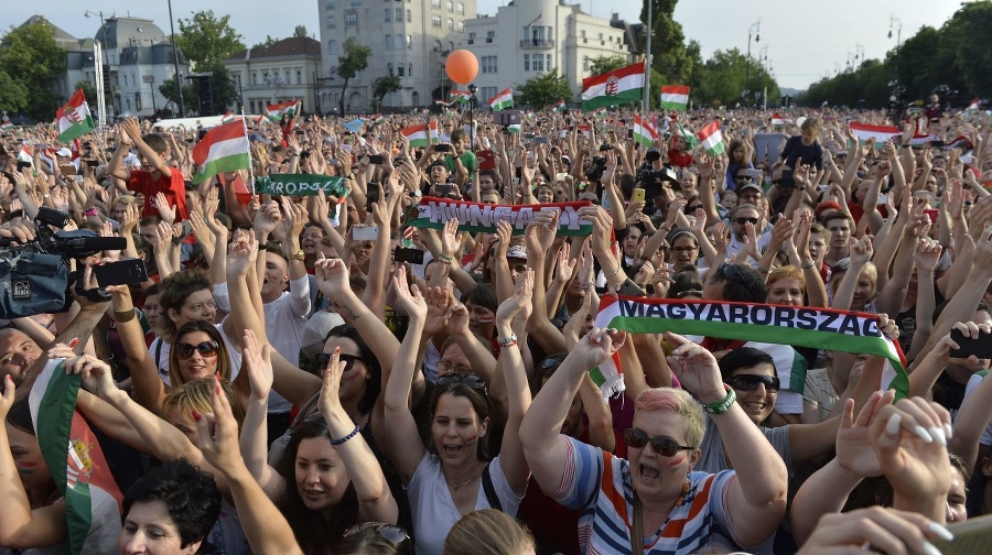 Maďarská vláda povilila divákov