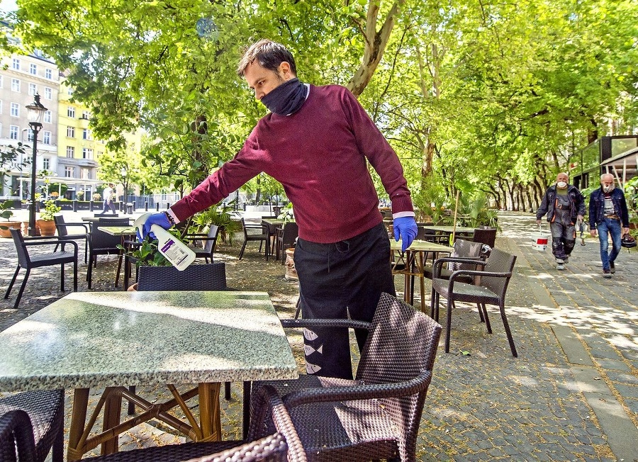 Dezinfekcia stolov na terase