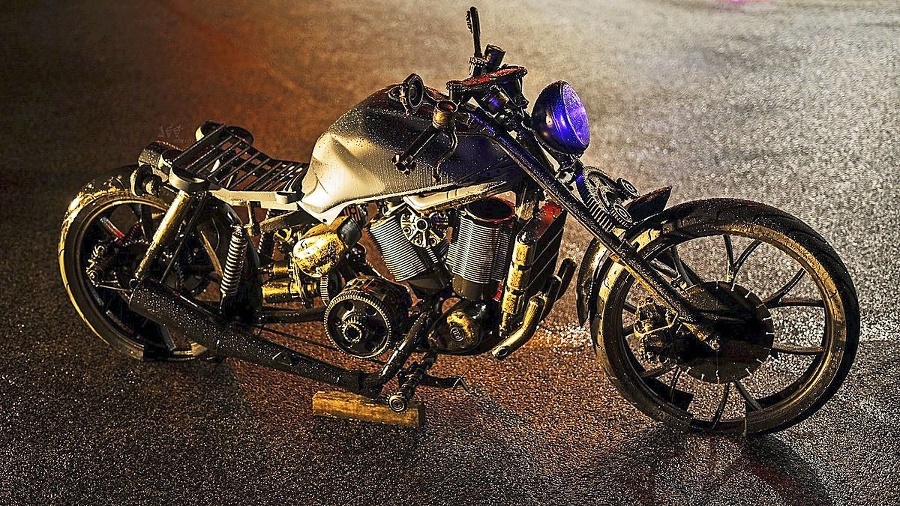 Motocykel nafotený v noci