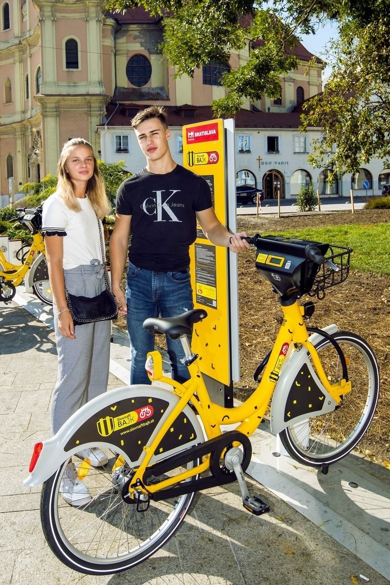 Na žltých bicykloch sa