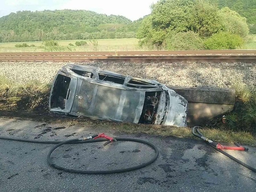 Auto po nehode zbĺklo.