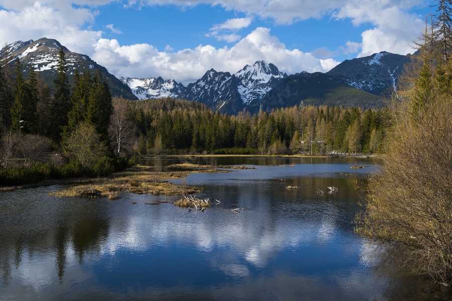 Nové Štrbské pleso pod známejším Štrbským plesom poskytuje pekné pohľady na okolité tatranské štíty.