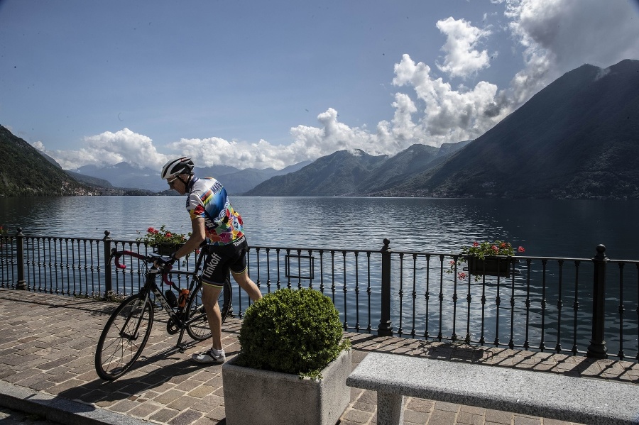 Cyklista pri jazere Como