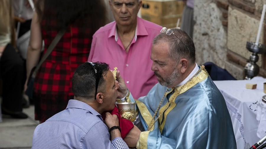 Eucharistiu veriaci prijímali z