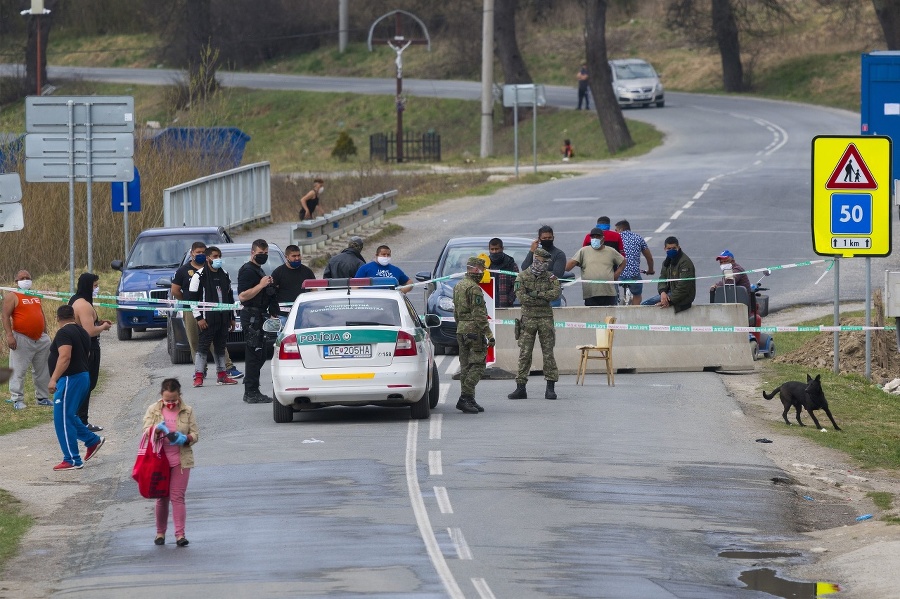 Na snímke polícia a