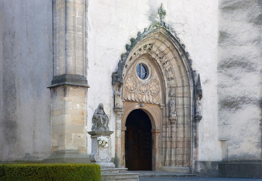 Gotický portál farského kostola
