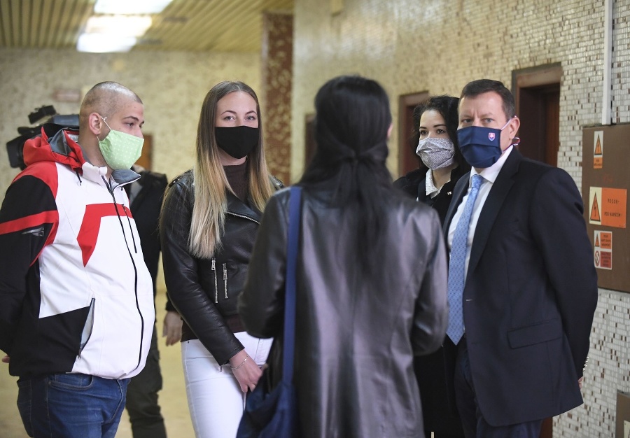 Súd v kauze bitky bratov Paškovcov: Poškodení, vpravo právny zástupca poškodených Daniel Lipšic.