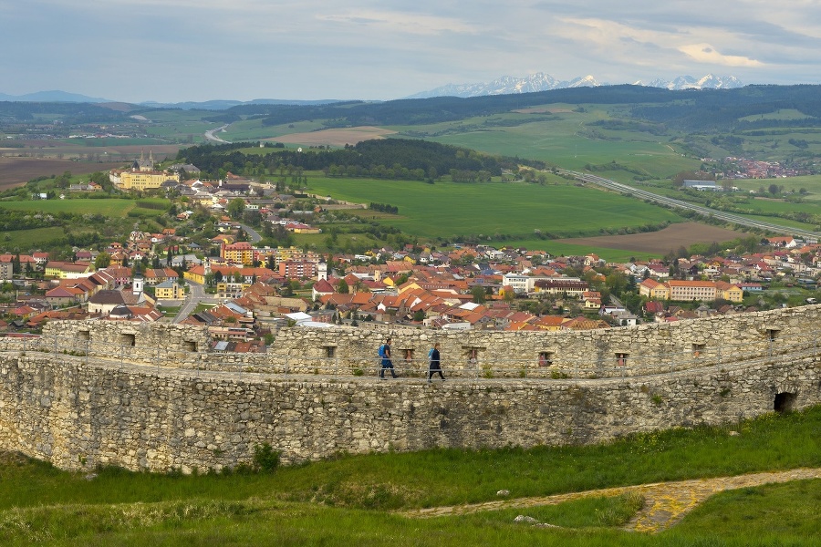 Turisti na hradbách spodného