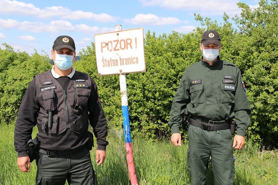 Policajná hliadka na zelenej