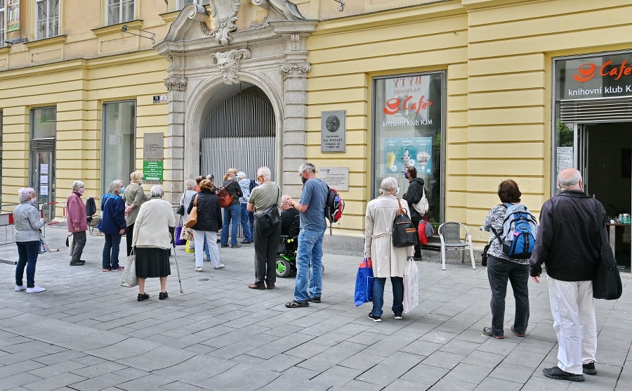 Ľudia v Brne stojaci