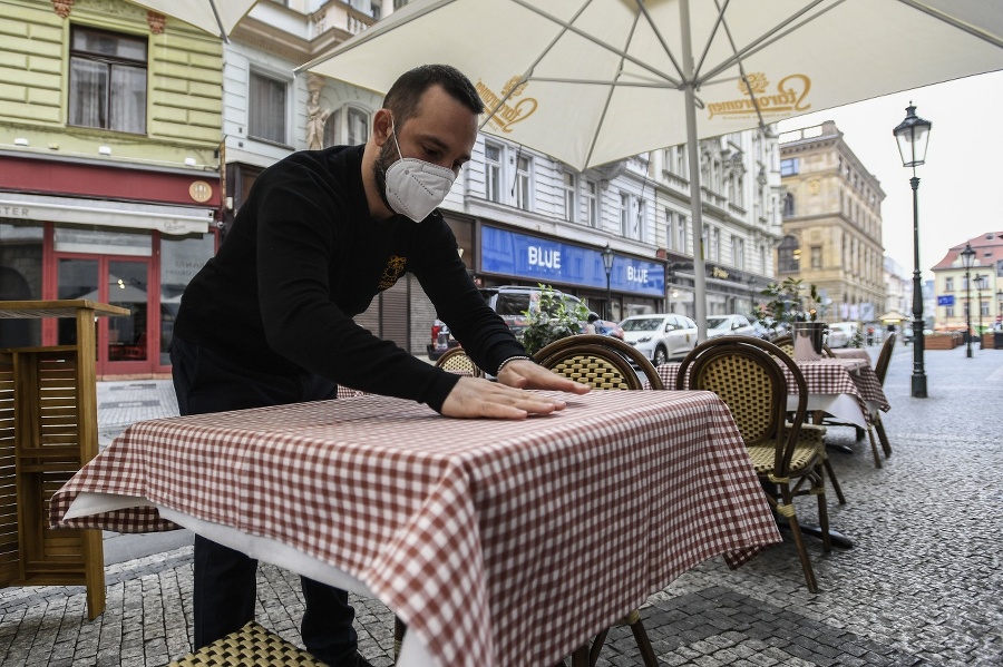 Čašník pri pripravovaní terasy