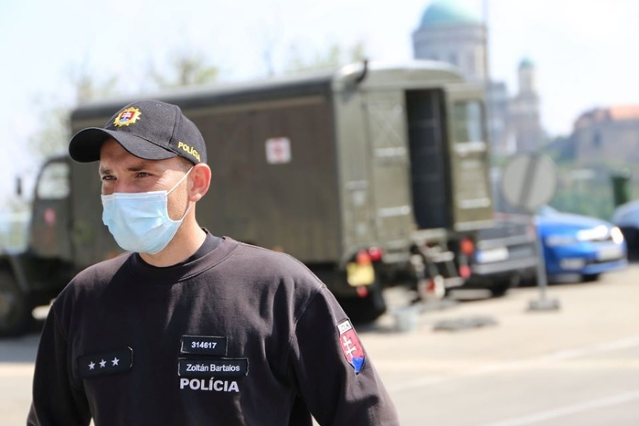 Policajti na hraniciach.