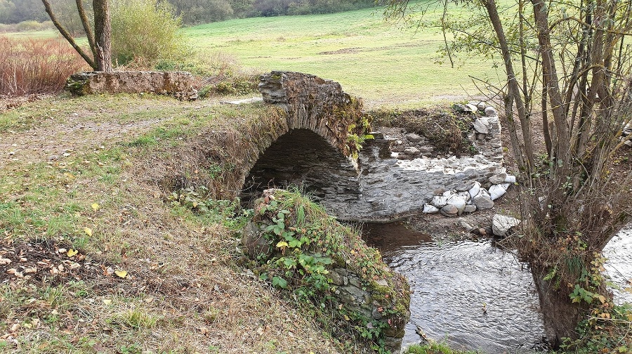 Historický kamenný jednoklenbový most