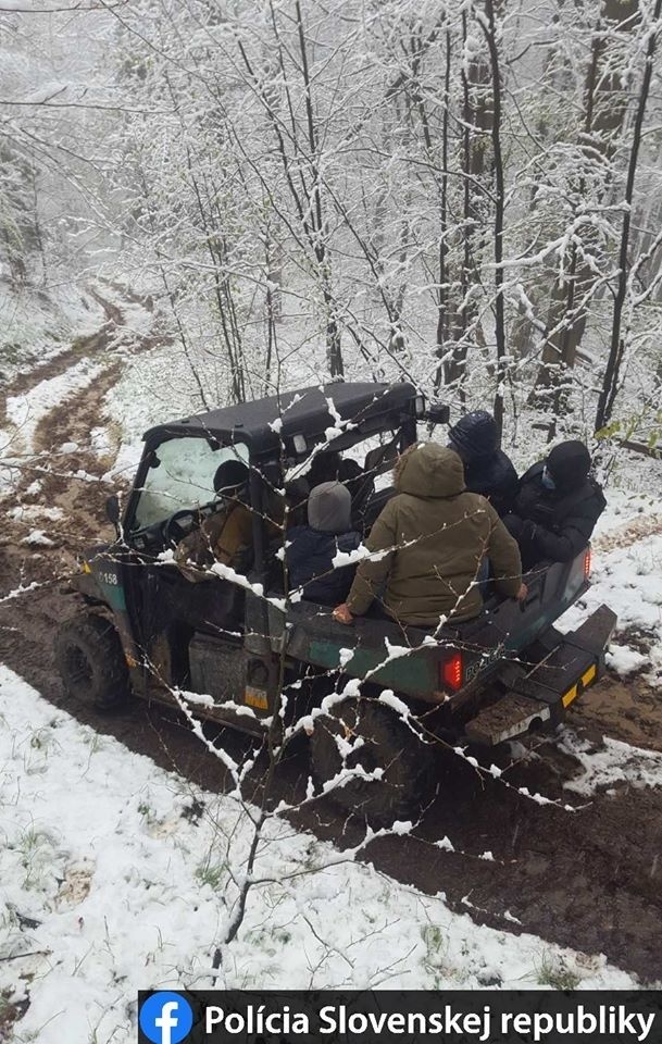 Policajti zadržali migrantov pri