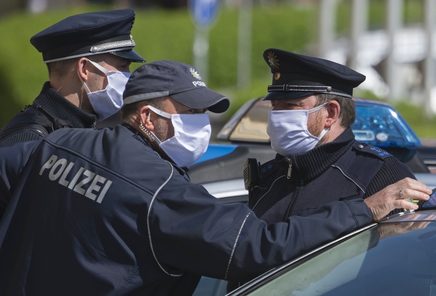 Nemeckí policajti s ochrannými