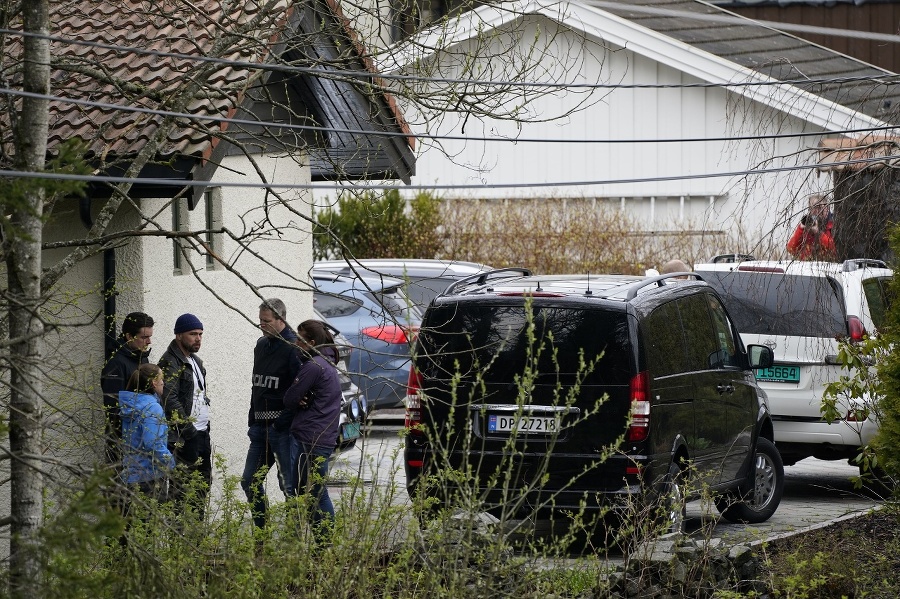 Policajní vyšetrovatelia počas prehliadky