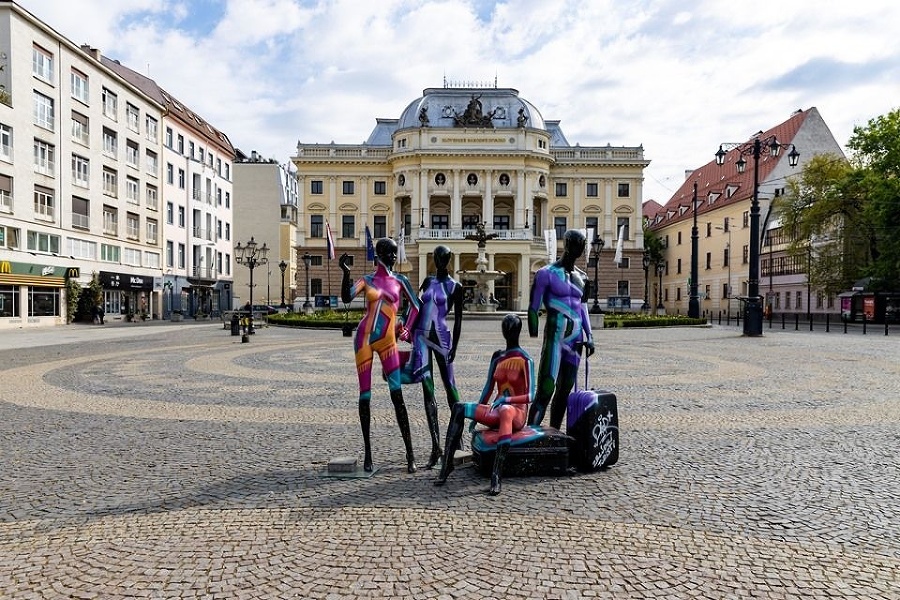 Figuríny s kuframi strhávajú