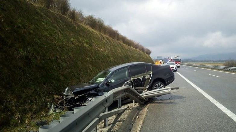 Auto skončilo vo zvodidlách.