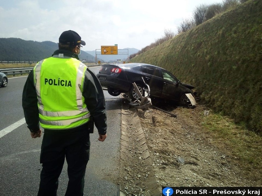 Auto skončilo vo zvodidlách.