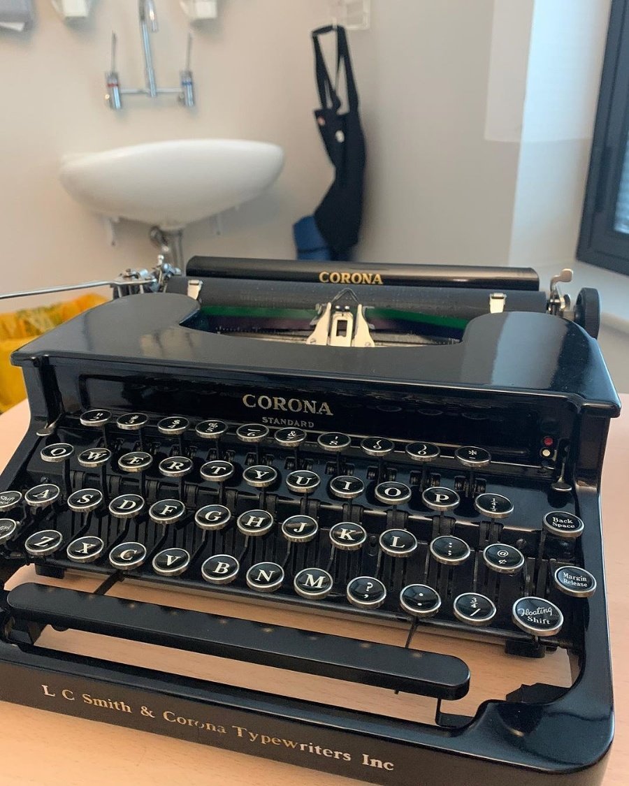 Písací stroj značky Corona,