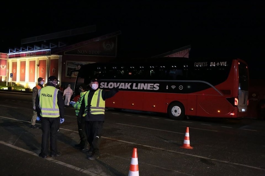 Polícia počas nočnej kontroly