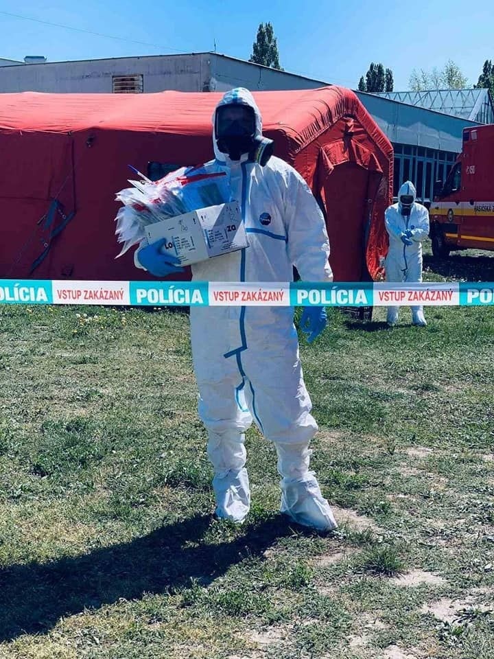 Odoberať vzorky pomáhajú aj hasiči.