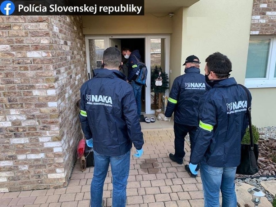 Policajná razia u Kajetána Kičuru. 