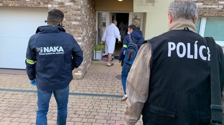 Policajná razia u Kajetána Kičuru. 