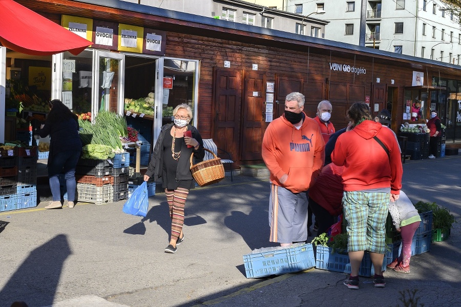 Trh na Miletičovej ulici v Bratislave v prvý deň spustenia prvej fázy uvoľňovania opatrení.