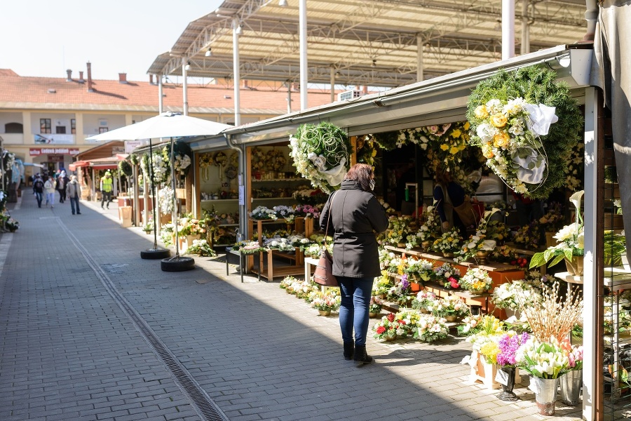 Otvorenie mestskej tržnice v Nitre počas prvej fázy uvoľnenia opatrení.