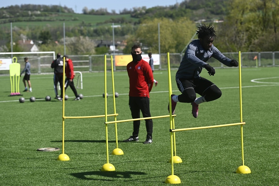 Tréning hráčov futbalového tímu AS Trenčín vo futbalovej akadémii počas prvého dňa prvej fázy uvoľňovania opatrení.