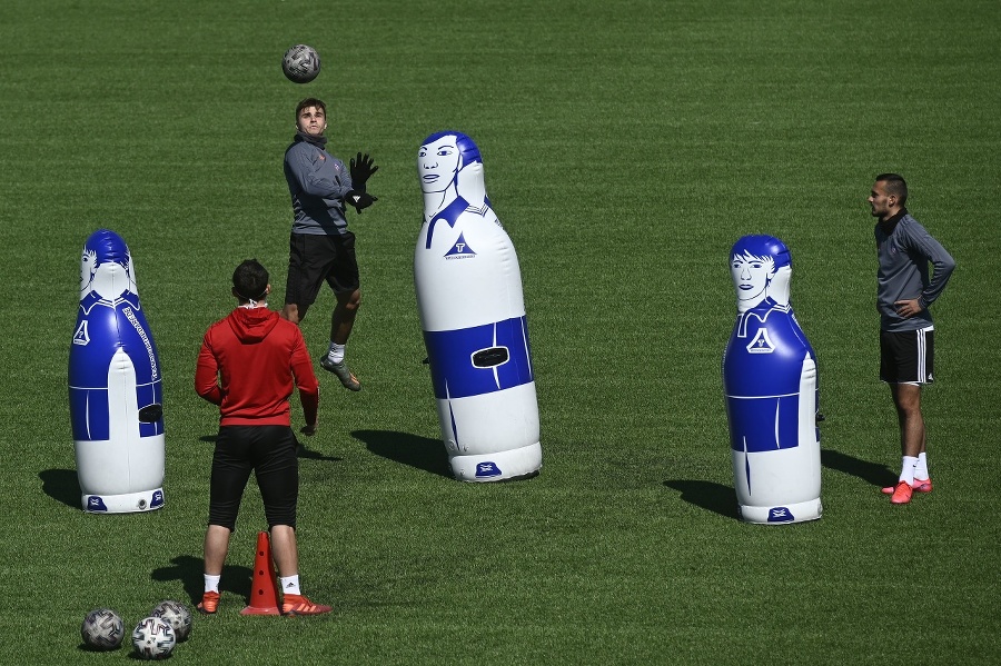 Tréning hráčov futbalového tímu AS Trenčín vo futbalovej akadémii počas prvého dňa prvej fázy uvoľňovania opatrení.