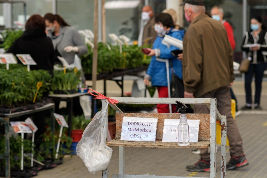 Otvorenie mestskej tržnice v Nitre počas prvej fázy uvoľnenia opatrení.