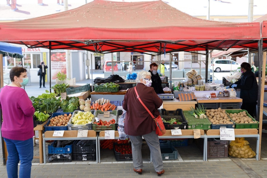 Otvorenie mestskej tržnice v Nitre počas prvej fázy uvoľnenia opatrení.