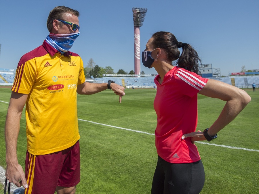 Slovenská reprezentantka v atletike Iveta Putalová a vľavo tréner Marcel Lopuchovský počas tréningu.