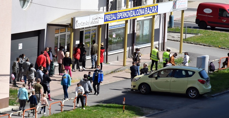 Rad zákazníkov pred znouotvorenou prevádzkou záložne v Trebišove.