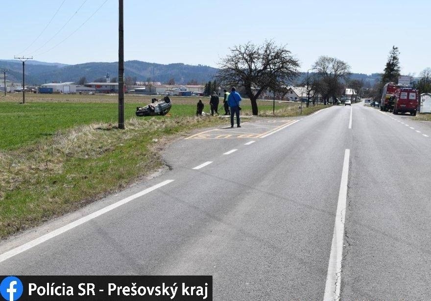 Zničená autobusová zastávka aj