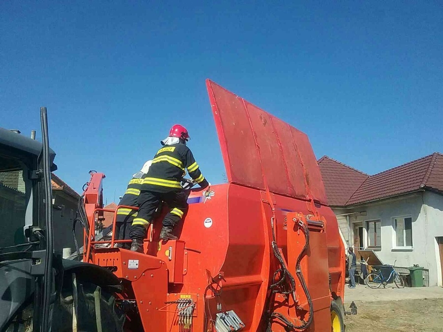 Na mieste udalosti zasahujú