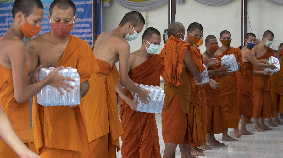 Thajskí budhisti s rúškami