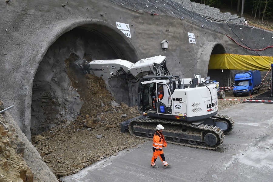 Začiatok razenia tunelu Bikoš.