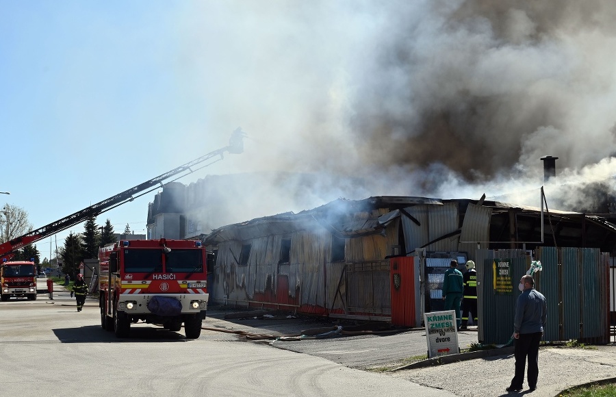 Hasiči zasahujú pri rozsiahlom