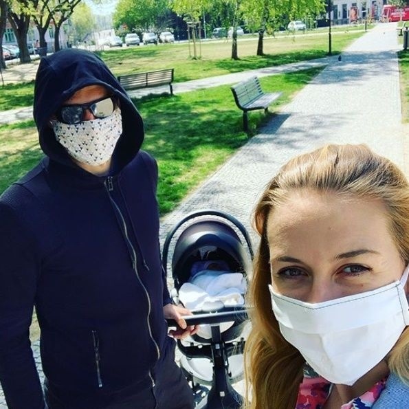 Truban si užíva prvé prechádzky s rodinou.