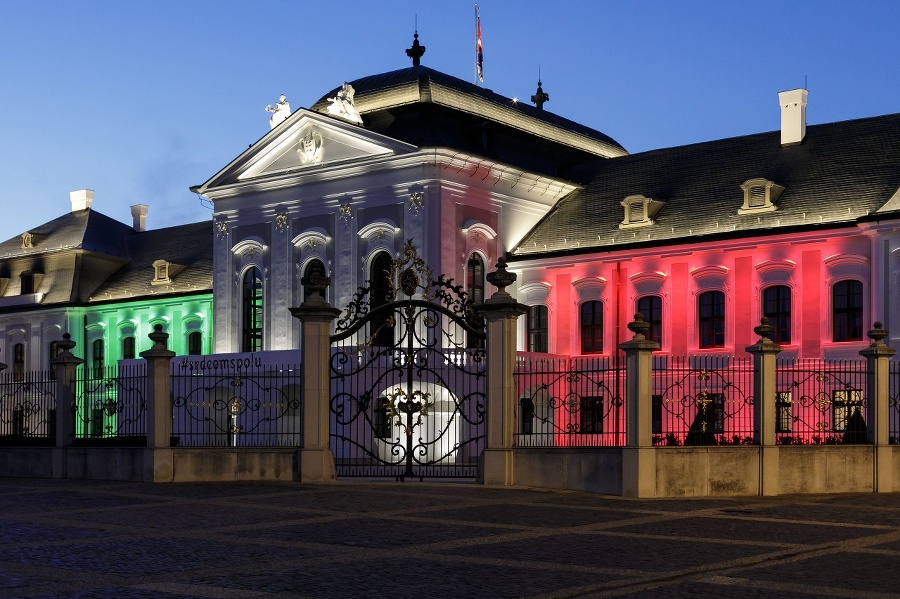 Prezidentský palác sa rozsvietil